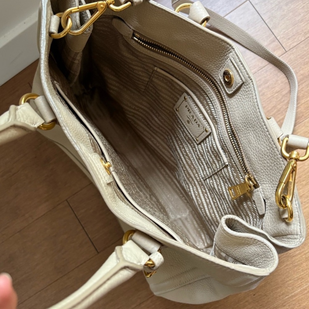 Prada vitello shopper tote bag in beige - Picture 8 of 10